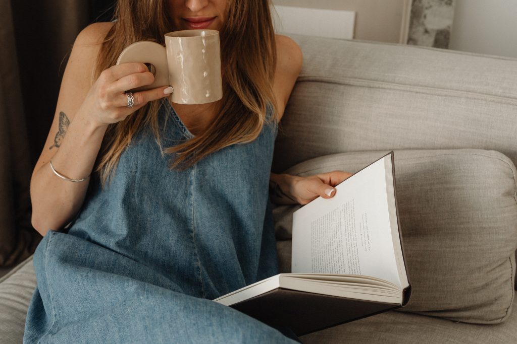Woman reading a book drinking cofee