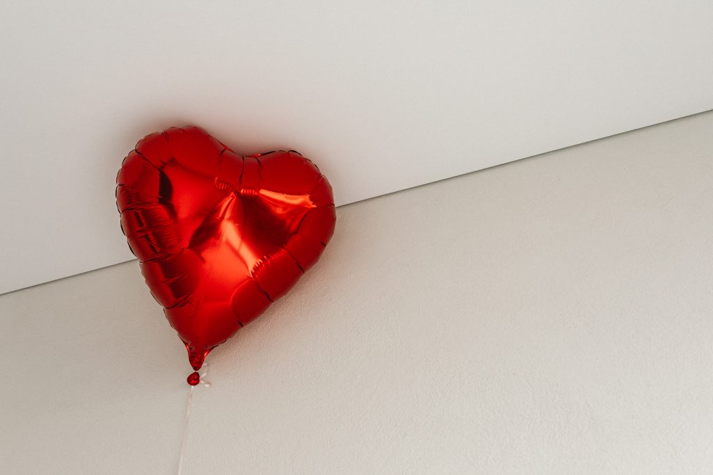 red heart baloon